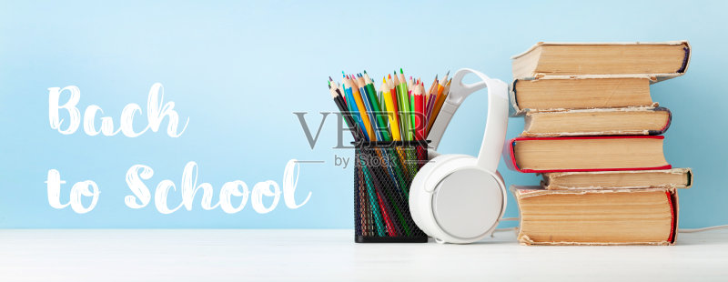 旧书、耳机和铅笔正版图片素材