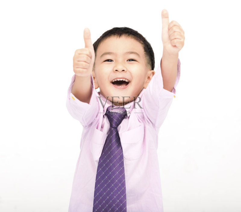 穿着西装并竖起大拇指的快乐男孩照片摄影图片