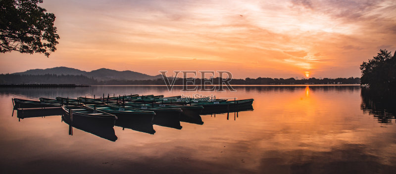 日出时在西湖停船正版图片素材